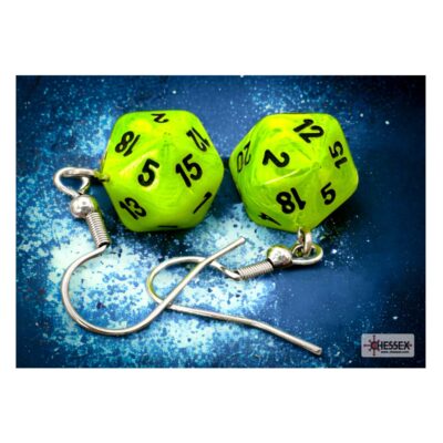 2 Mini 20-seitige Würfel die jeweils an einem Ohrringhaken befestigt sind. Die Würfel leuchten Neongrün mit schwarzer Zahlenfarbe